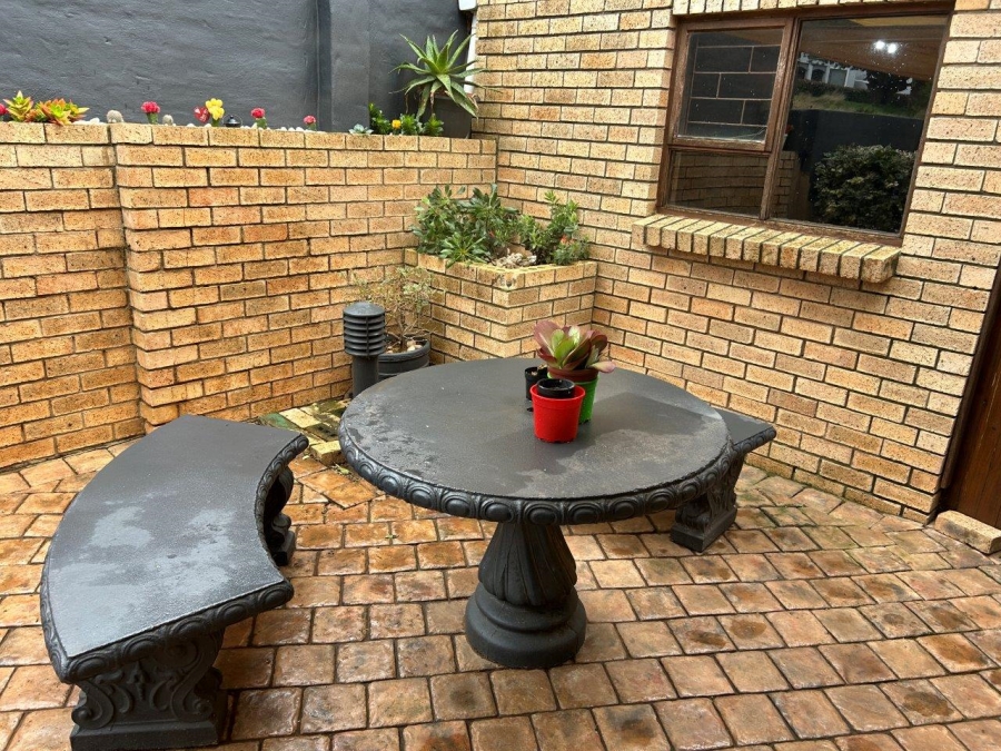 6 Bedroom Property for Sale in Wavecrest Eastern Cape